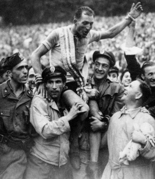Ecco Ginettaccio portato in trionfo dopo il terzo e ultimo trionfo, preceduti ante guerra da quelli del 1936 e 1937